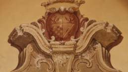 Insegne nobiliari nel portico